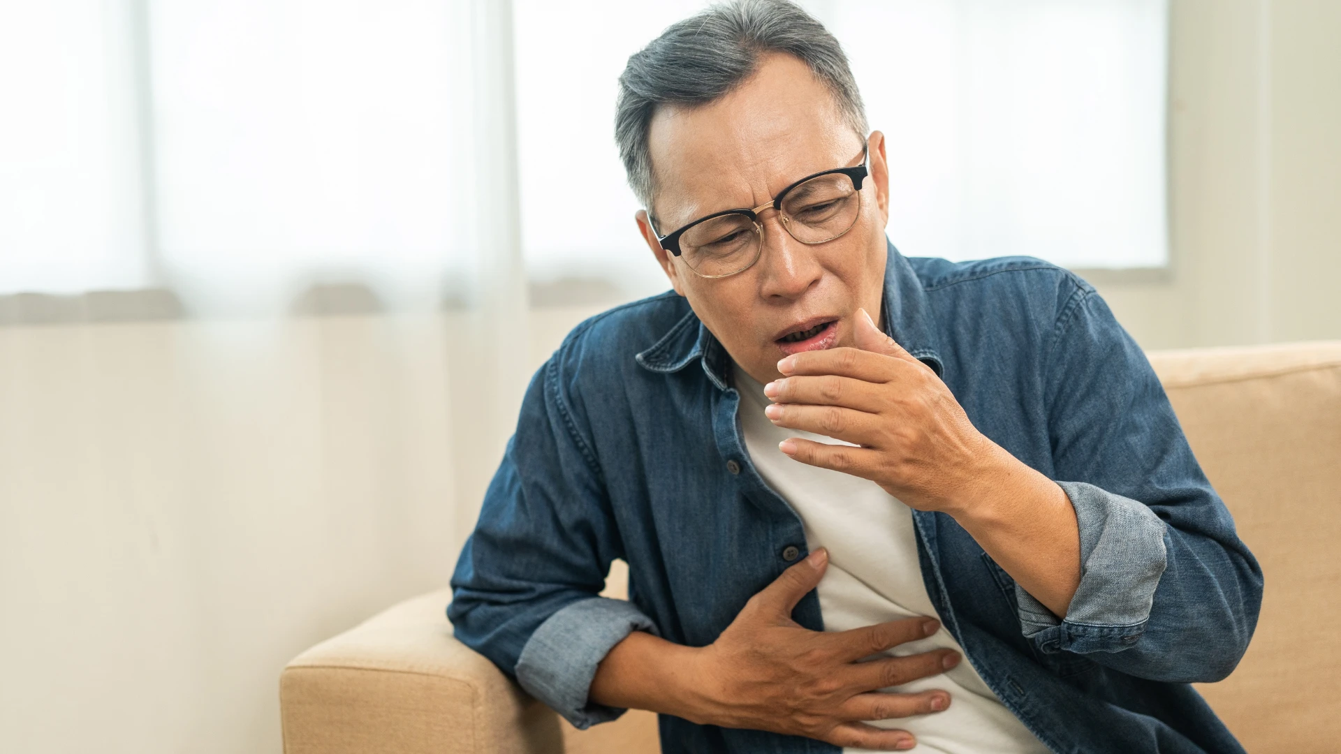 अस्वच्छ माणूस खोकला आणि शिंकताना उघडपणे जंतू पसरवतो