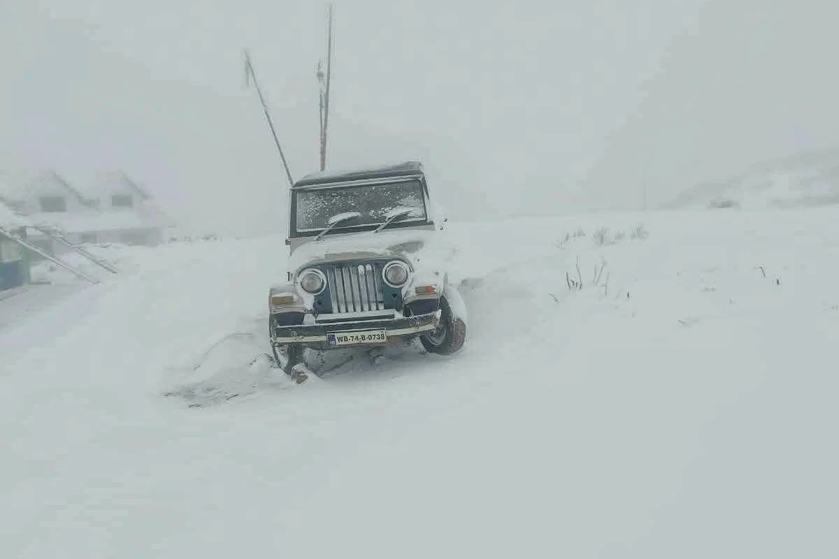 दार्जिलिंगमधील संदकफू येथे जोरदार बर्फवृष्टी