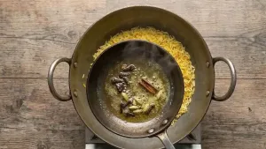 एका छोट्या कढईत तूप गरम करून त्यात लवंगा, वेलची आणि दालचिनी घालून सुवासिक टेम्परिंग तयार करा.