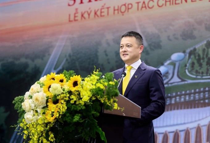 २१ मार्च रोजी स्वाक्षरी समारंभात सन ग्रुपचे अध्यक्ष डांग मिन्ह ट्रुओंग. फोटो सौजन्याने सन ग्रुप