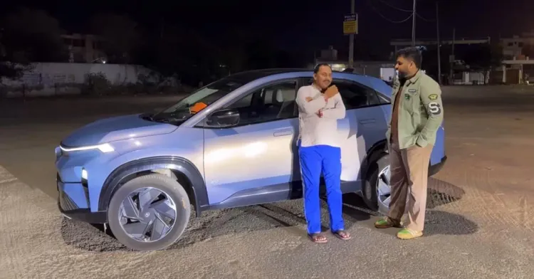 2-लाख-किमी-वक्र-एव 2-लाख-किमी-वक्र-एव