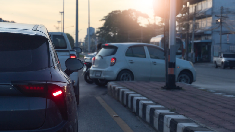 उजवीकडे वळताना उजवीकडे वळणाचा सिग्नल वापरणारी कार