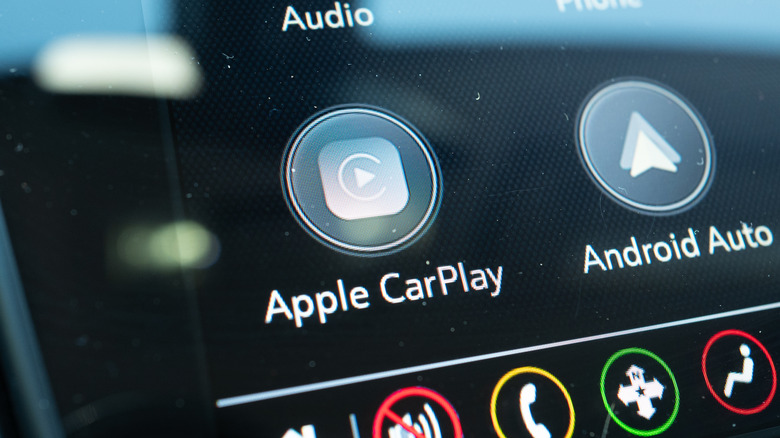 इंफोटेनमेंट स्क्रीनवर Android Auto आणि Apple CarPlay