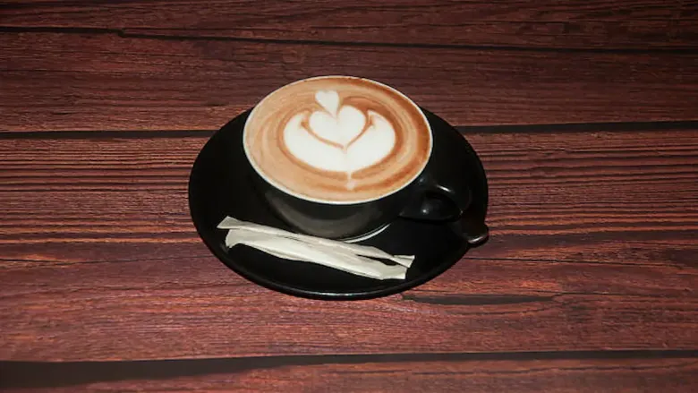 कोको आणि चॉकलेट खोल चव आणि गोडपणा जोडतात.