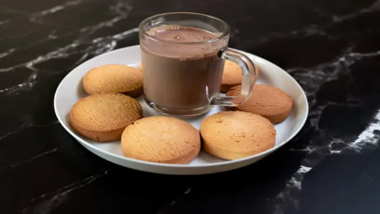 कॅफे-शैलीच्या अनुभवासाठी क्रीम किंवा मार्शमॅलोसह शीर्षस्थानी ठेवा.