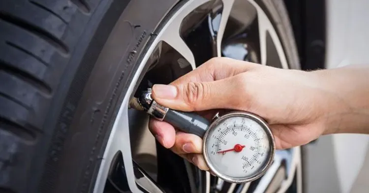 टायरचा दाब मोजणे