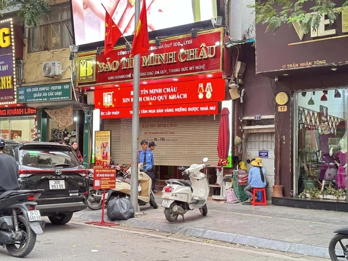 स्टोअर नंबर 15 ट्रॅन न्हान टोंग बंद आहे, अधिकारी आत काम करत आहेत. फोटो: Trong Hieu