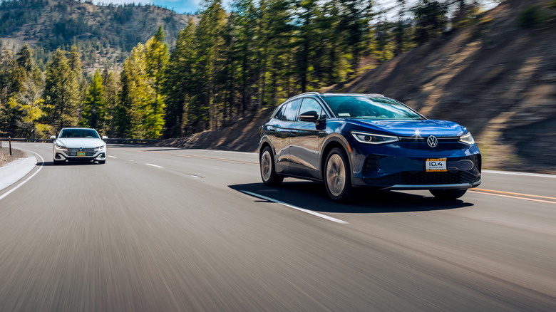 फॉक्सवॅगन EV रस्त्यावर चालत आहे