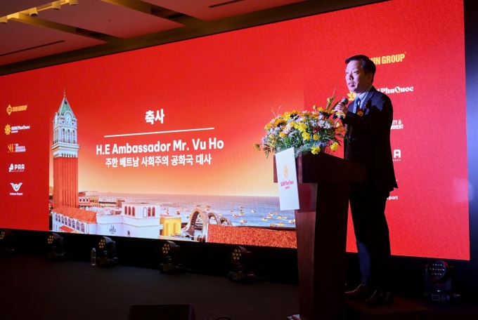 वू हो, कोरिया रिपब्लिक (RoK) मधील व्हिएतनामी राजदूत, कार्यक्रमात बोलत होते. फोटो सौजन्याने सन ग्रुप
