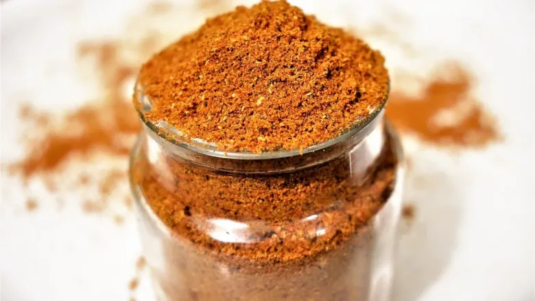 सुगंधी घरगुती पावभाजी मसाला हवाबंद डब्यात साठवला जातो.