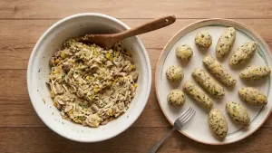 तयार मिश्रणाचा आकार लहान गोल, अंडाकृती किंवा दंडगोलाकार क्रोकेटमध्ये द्या.