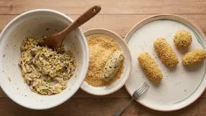 प्रत्येक क्रोकेटला ब्रेड क्रंब्सने समान रीतीने कोट करा जेणेकरून त्यास एक कुरकुरीत बाह्य स्तर मिळेल.