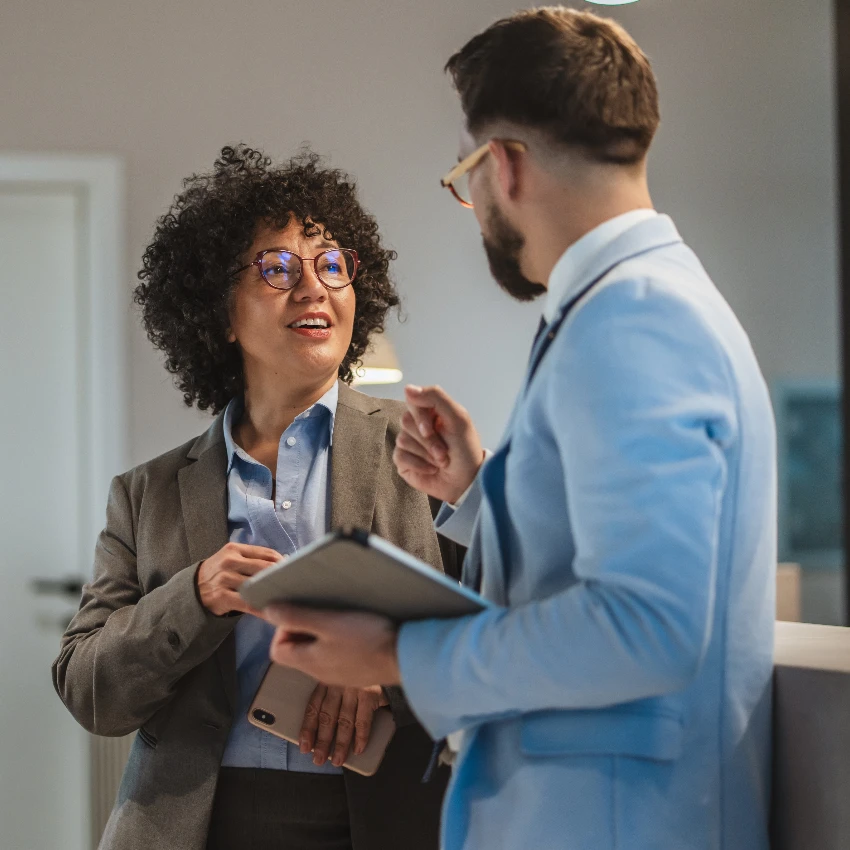 महिला कार्यकर्ता सहकर्मीला मदतीसाठी विचारत आहे