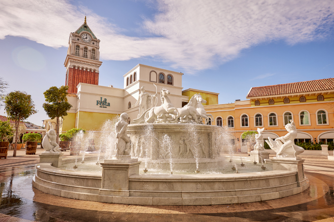 फ्रिली गॅलरी किंग ऑफ द सन फाउंटनसह समुद्रकिनारी असलेल्या चौकात पुनर्जागरण कलाकृती छापते. फोटो सौजन्याने सन ग्रुप