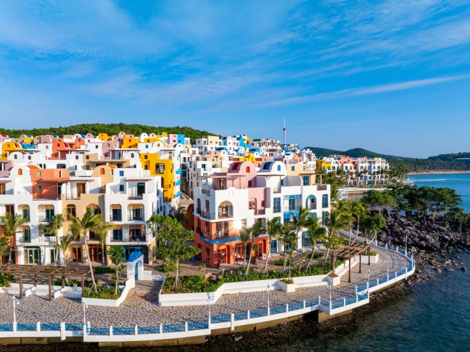 10 डिझाइन्स सँटोरिनी-प्रेरित शहर Hon Thom येथे. फोटो सौजन्याने सन ग्रुप