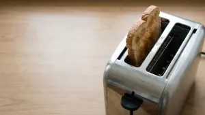 ब्रेडचे तुकडे सोनेरी आणि कुरकुरीत होईपर्यंत हलके टोस्ट करून कॅनपेससाठी मजबूत आधार तयार करा.