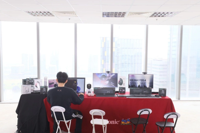 कार्यशाळेद्वारे Logitechs MX मालिकेशी संवाद साधणारे सहभागी. फोटो सौजन्याने Logitech