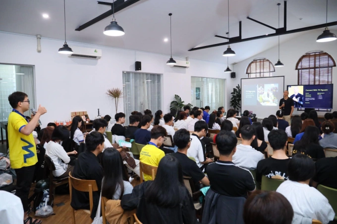 TK Nguyen सह लेव्हल अप संभाषण क्रियाकलापात भाग घेणारे विद्यार्थी. फोटो सौजन्याने Logitech