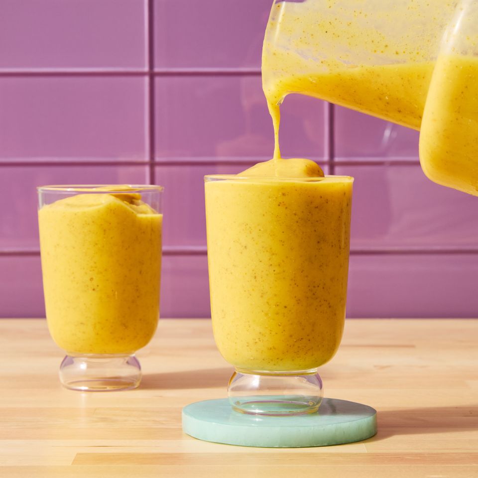 ऑरेंज-टर्मरिक चिया सीड स्मूदीची रेसिपी इमेज. क्रेडिट: छायाचित्रकार: ॲलेक्स हुआंग.