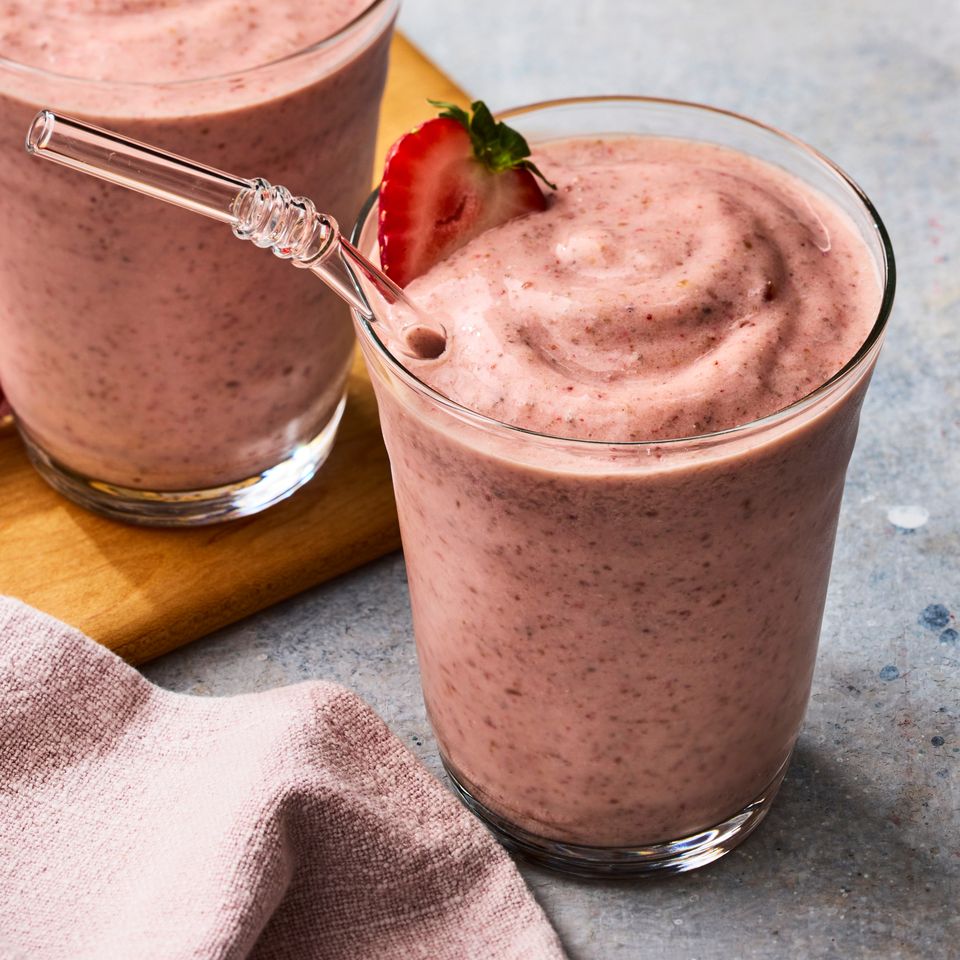 नो-ॲडेड-शुगर स्मूदीची रेसिपी इमेज. क्रेडिट: छायाचित्रकार: ग्रेग डुप्री, फूड स्टायलिस्ट: चेल्सी झिमर, प्रॉप स्टायलिस्ट: क्रिस्टीना डेली.