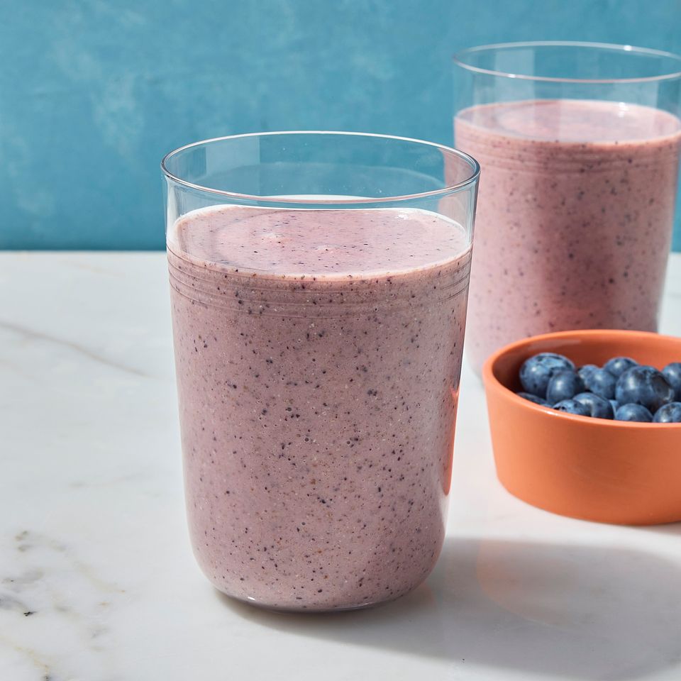 आंबा-ब्लूबेरी चिया सीड स्मूदीची रेसिपी इमेज. क्रेडिट: छायाचित्रकार: ब्रिटनी कॉट्रेल, फूड स्टायलिस्ट: मारियान विल्यम्स, प्रॉप स्टायलिस्ट: केओशिया मॅकगी.