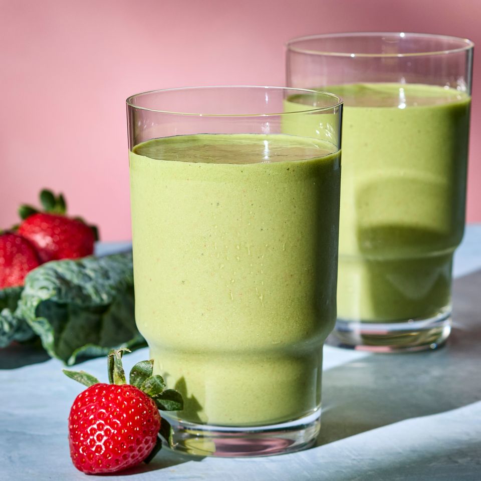 पीनट बटर-स्ट्रॉबेरी-केले स्मूदीची रेसिपी इमेज क्रेडिट: छायाचित्रकार: ग्रँट वेबस्टर, फूड स्टायलिस्ट: लॉरेन मॅकअनेली, प्रॉप स्टायलिस्ट: जोसेफ वॅनेक.