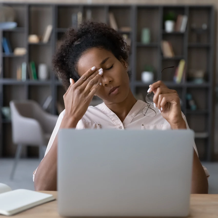 gen z स्त्री कामाच्या ठिकाणी सीमांशी झगडत आहे