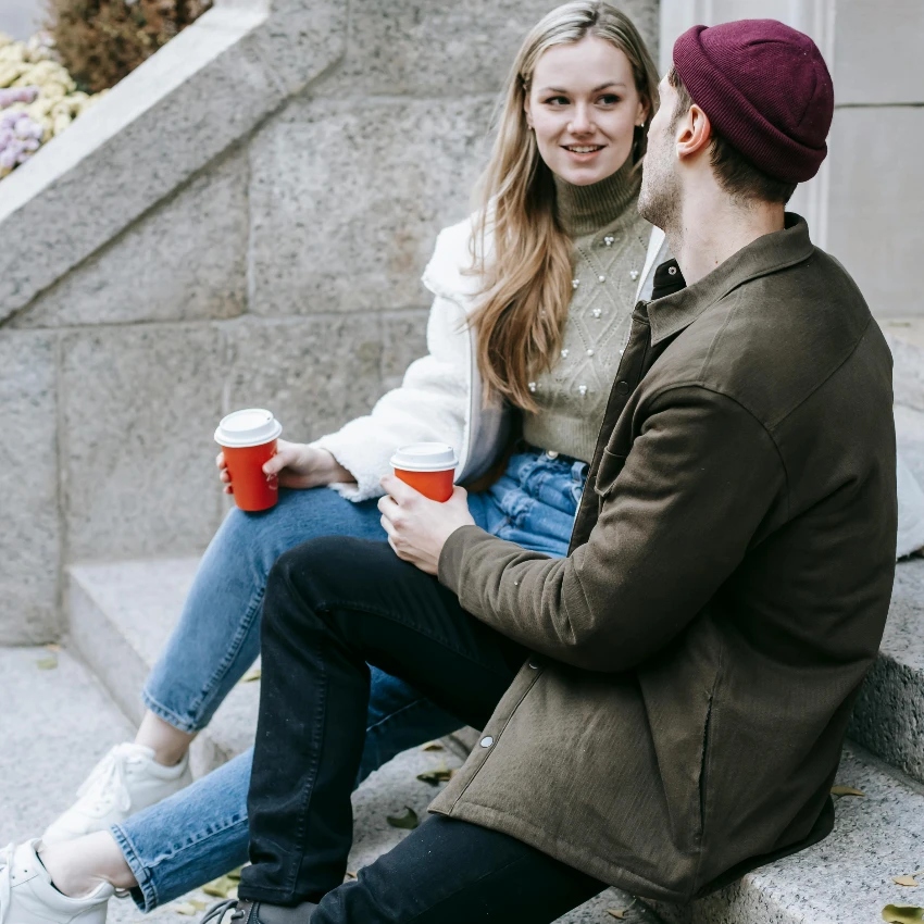 जोडपे राजकारणावर बोलत आहेत