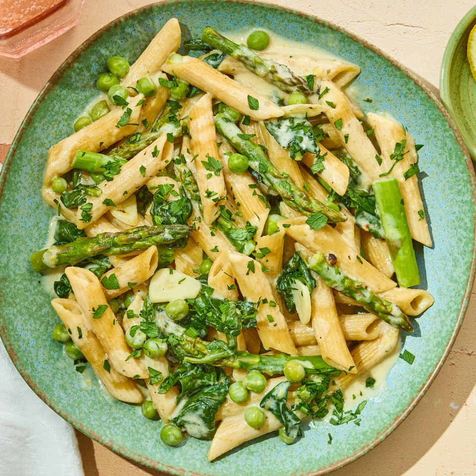 क्रेडिट: छायाचित्रकार: स्टेसी ॲलन, फूड स्टायलिस्ट: मार्गारेट डिकी, प्रॉप स्टायलिस्ट: जोश हॉगल.