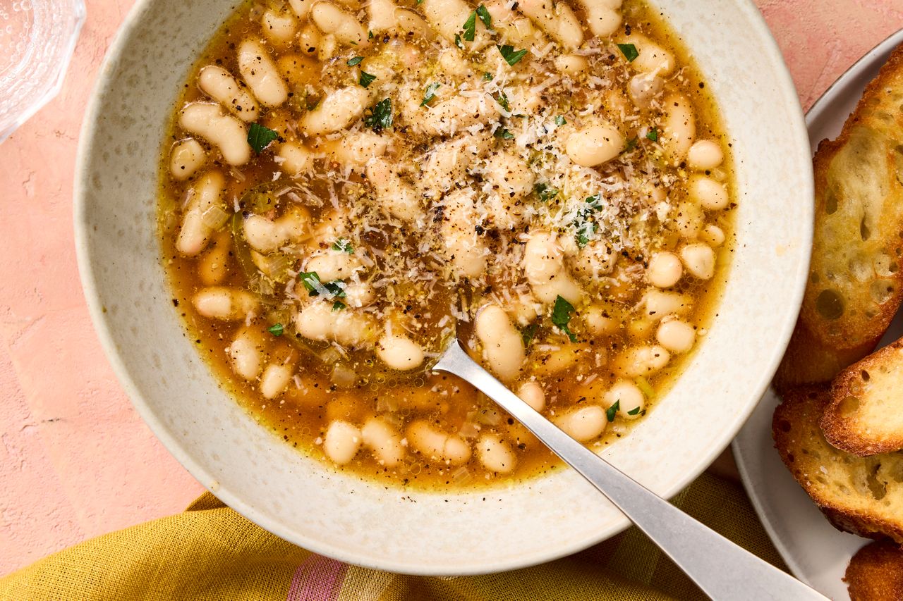 क्रेडिट: फोटोग्राफर व्हिक्टर प्रोटासिओ, फूड स्टायलिस्ट एमिली नॅबोर्स हॉल, प्रॉप स्टायलिस्ट फोबी हॉसर.