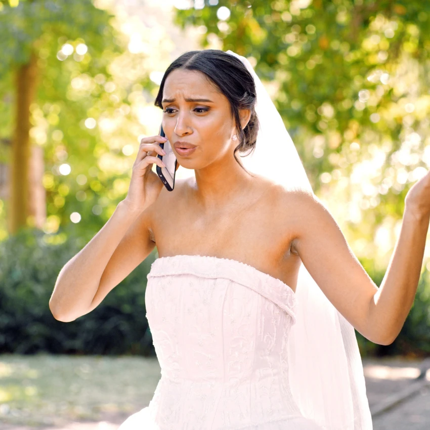 वधू तिच्या मैत्रिणीशी पैशाबद्दल वाद घालत आहे