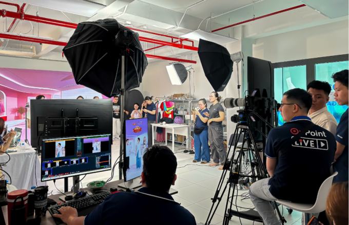 ऑनपॉइंट लाइव्ह टीम लाइव्हस्ट्रीम ऑपरेशन्सचे समन्वय साधते. फोटो सौजन्याने OnPoint