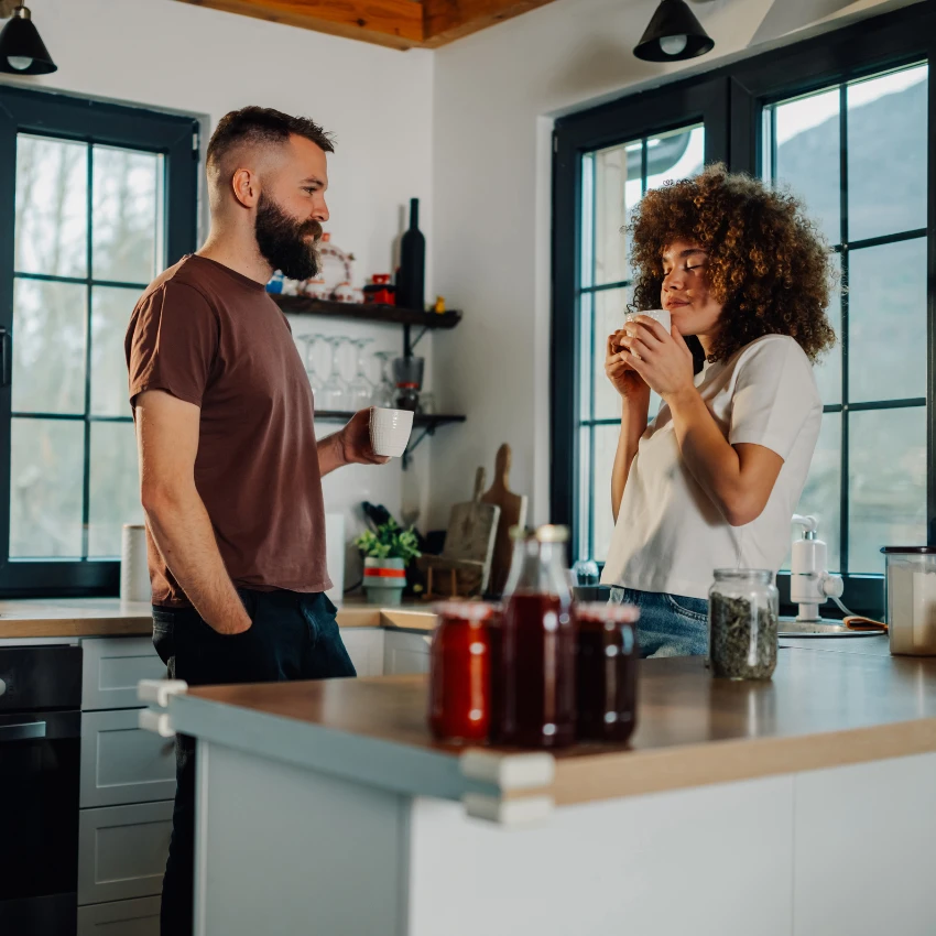 स्वयंपाकघरातील कॉफी पिणाऱ्या जोडप्यांना हृदय व रक्तवाहिन्यासंबंधी रोग होण्याचा धोका कमी असतो
