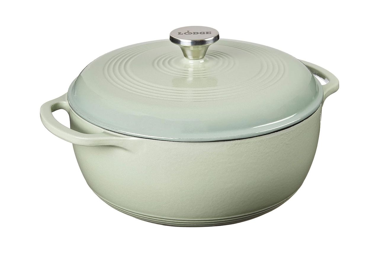 Lodge 6 Quart Enameled कास्ट आयर्न डच ओव्हन झाकणासह क्रेडिट: ऍमेझॉन
