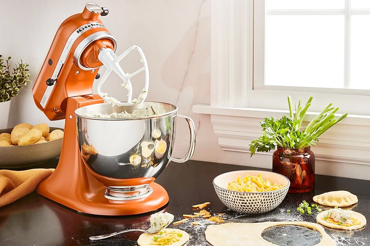 KitchenAid कारागीर मालिका 5 क्वार्ट टिल्ट हेड स्टँड मिक्सर क्रेडिट: ऍमेझॉन
