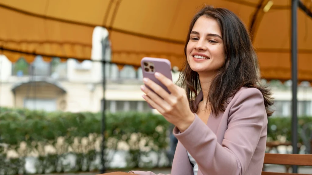 आनंदी मोबाइल वापरकर्ता वेब पेमेंट