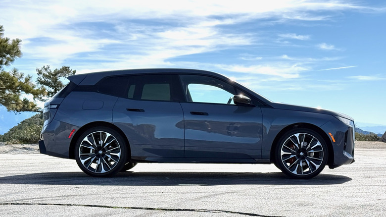 2026 BMW iX M70 साइड प्रोफाइल