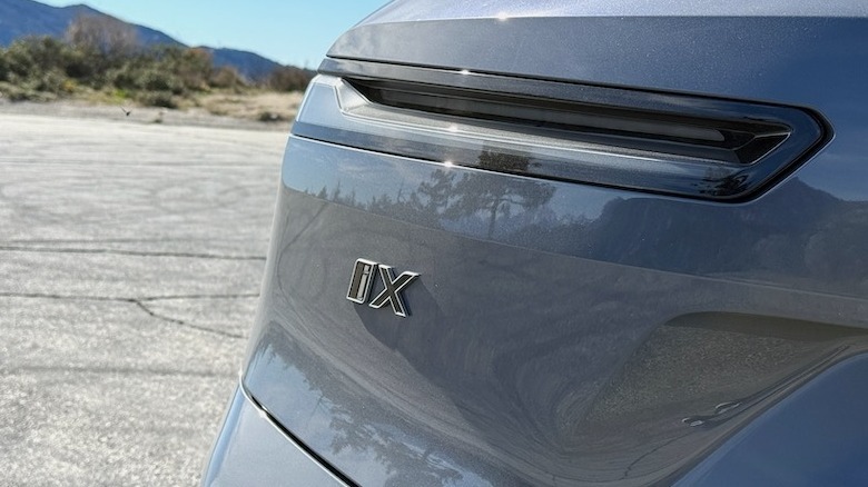 2026 BMW iX M70 मागील बॅज