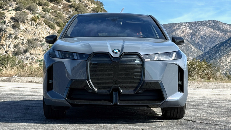 2026 BMW iX M70 फ्रंट किडनी ग्रिल