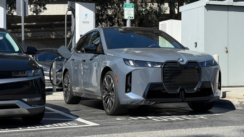 चार्जिंग स्टेशनवर 2026 BMW iX M70