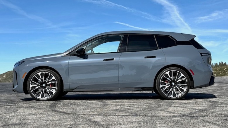 2026 BMW iX M70 ड्रायव्हरचे साइड प्रोफाइल