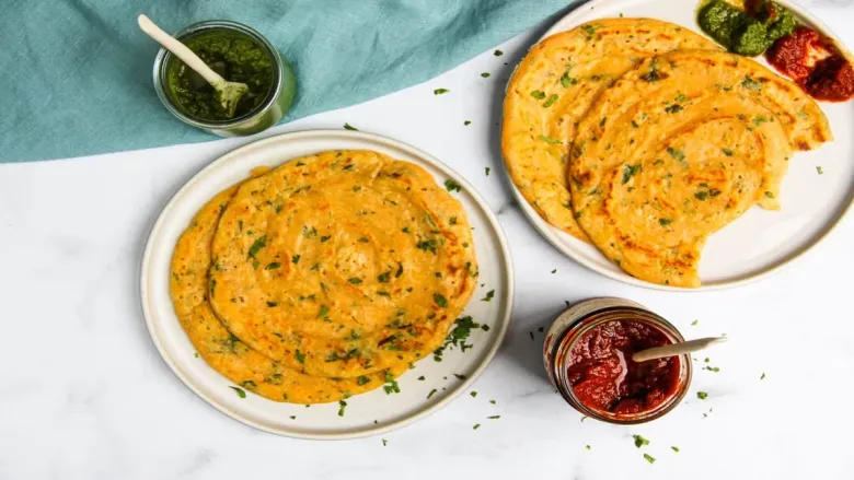 मसूर डाळ चीला दोन प्लेटमध्ये सर्व्ह केला