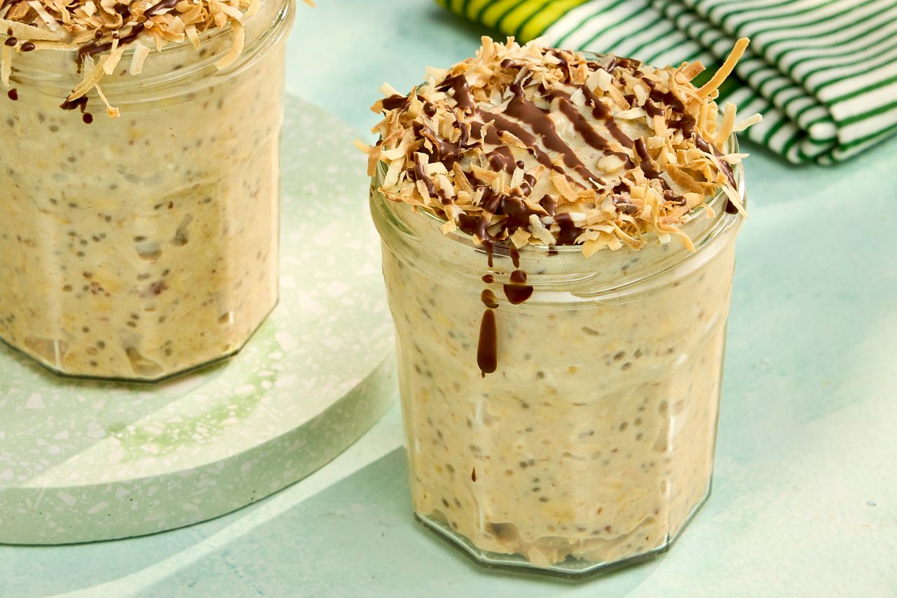 नारळ-चॉकलेट रात्रभर ओट्सची रेसिपी प्रतिमा. क्रेडिट: छायाचित्रकार: रॉबी लोझानो, फूड स्टायलिस्ट: मार्गारेट डिकी, प्रॉप स्टायलिस्ट: जोश हॉगल.