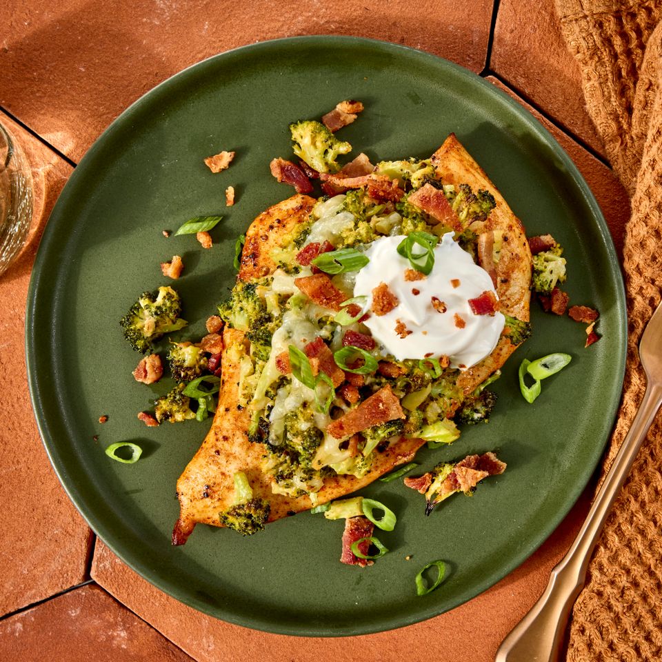 क्रेडिट: छायाचित्रकार: जेन कॉसी, फूड स्टायलिस्ट: एमिली नाबोर्स हॉल, प्रॉप स्टायलिस्ट: लिंडसे लोअर.