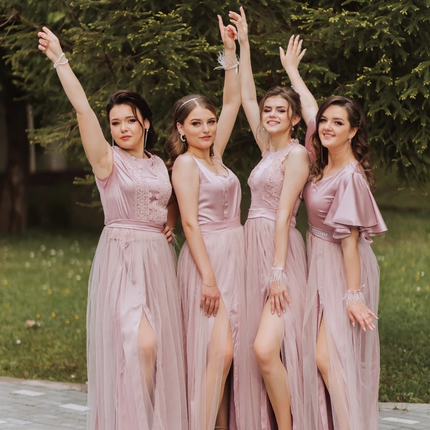 पोझ केलेल्या नववधूंना लग्नाच्या मेजवानीत सहभागी होण्यासाठी खूप खर्च करावा लागला