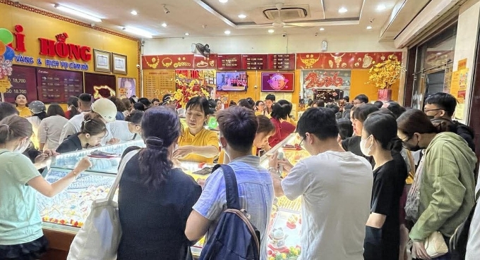 1 मार्चच्या संध्याकाळी ग्राहक दागिने काउंटर, Mi Hong Bui Huu Nghia store (HCMC) येथे व्यवहार करतात. फोटो: Quynh Trang.