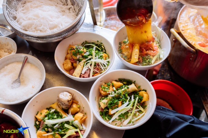 येथे क्रॅब नूडल सूपच्या एका वाडग्याची किंमत टॉपिंग्सवर अवलंबून VND25,000-80,000 आहे. तुंग दिन्ह यांनी फोटो