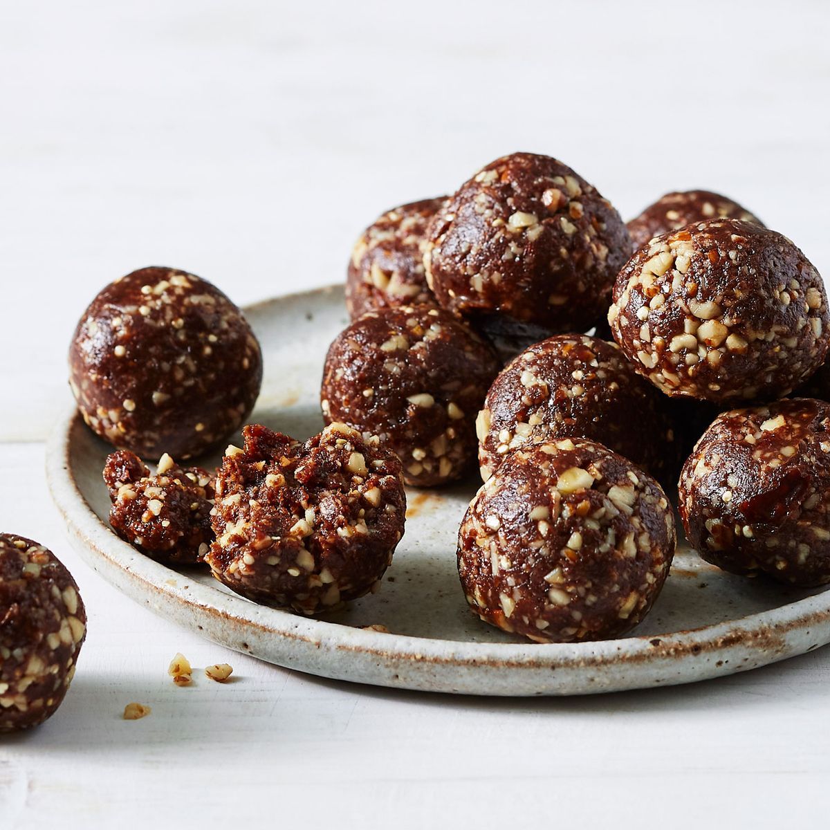 https://marathi.tezzbuzz.com/wp-content/uploads/2026/03/healthy-almond-and-date-bliss-balls-158160-2.jpg