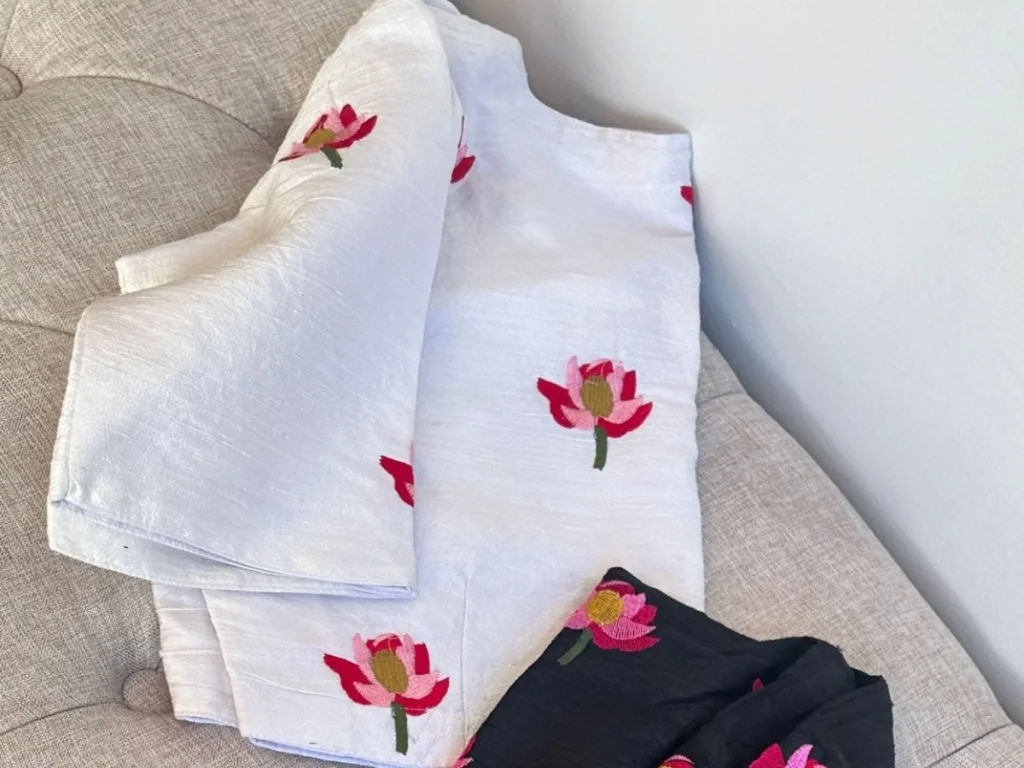 मुद्रित कमळ वर्क ब्लाउज