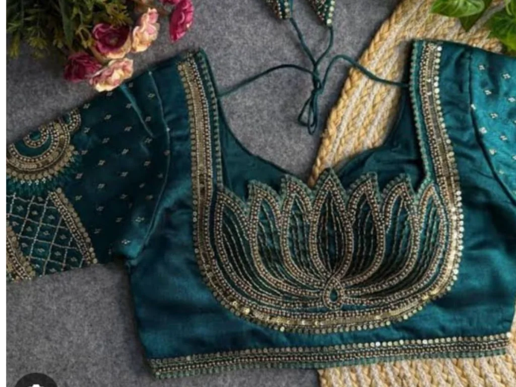 स्टोन वर्क कमळ पॅटर्न ब्लाउज डिझाइन